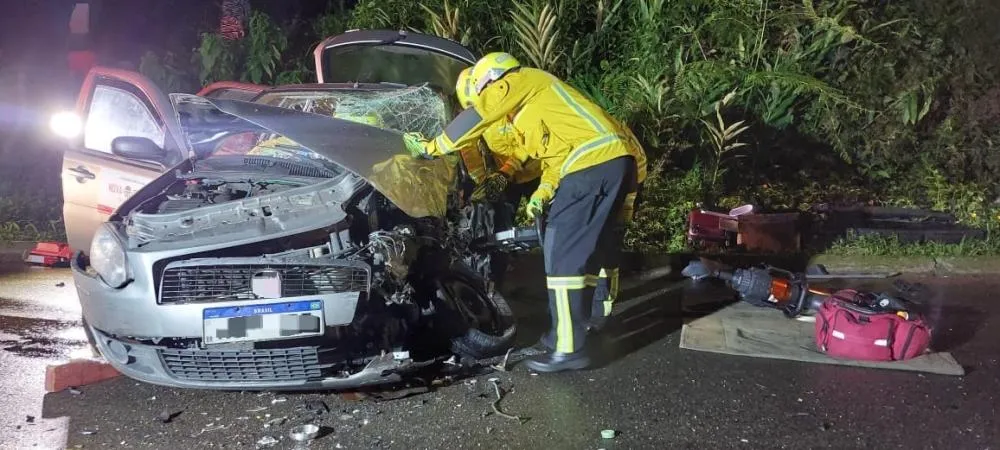 Homem fica preso às ferragens após acidente entre carro e ônibus em Blumenau
