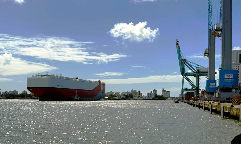 Desembarque de carros da BMW movimenta Porto de Itajaí