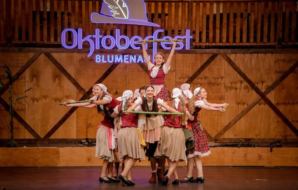 Ballet AECLA vence o Festival de Danças Germânicas da Oktoberfest na categoria Cênica Adulta
