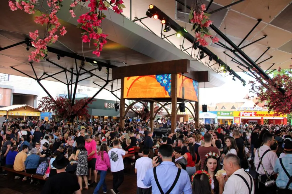 Quarta-feira registra mais de 26 mil visitantes na Oktoberfest e público acumulado chega a 462 mil
