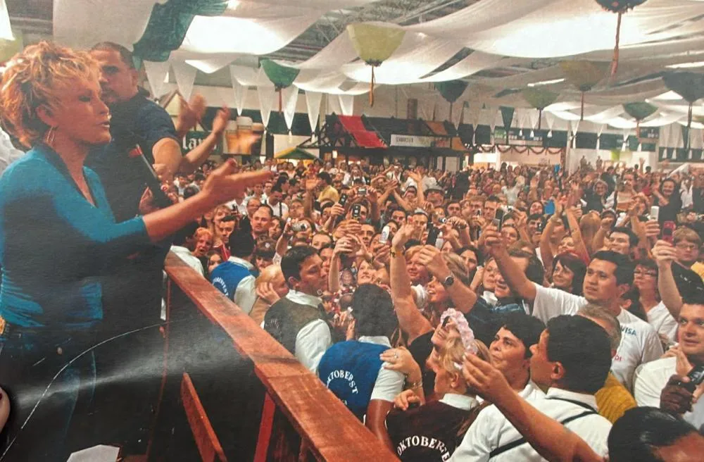 Fotos: Veja as celebridades que passaram pela Oktoberfest Blumenau ao longo das quatro décadas de festa