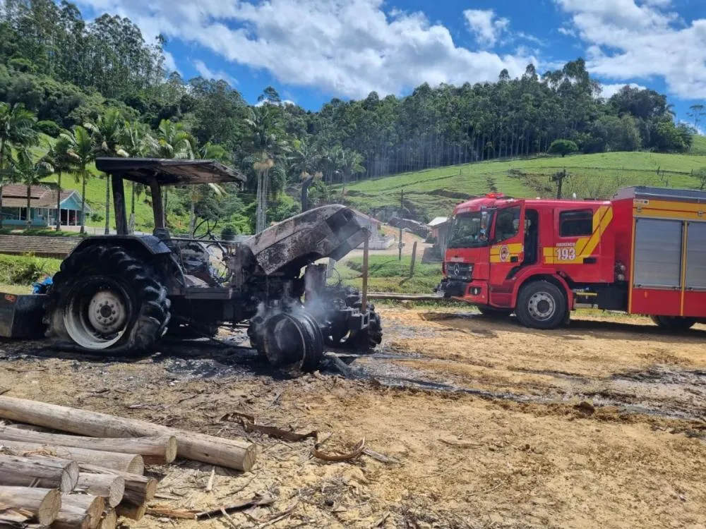 Trator pega fogo em galpão e mobiliza bombeiros no Alto Vale