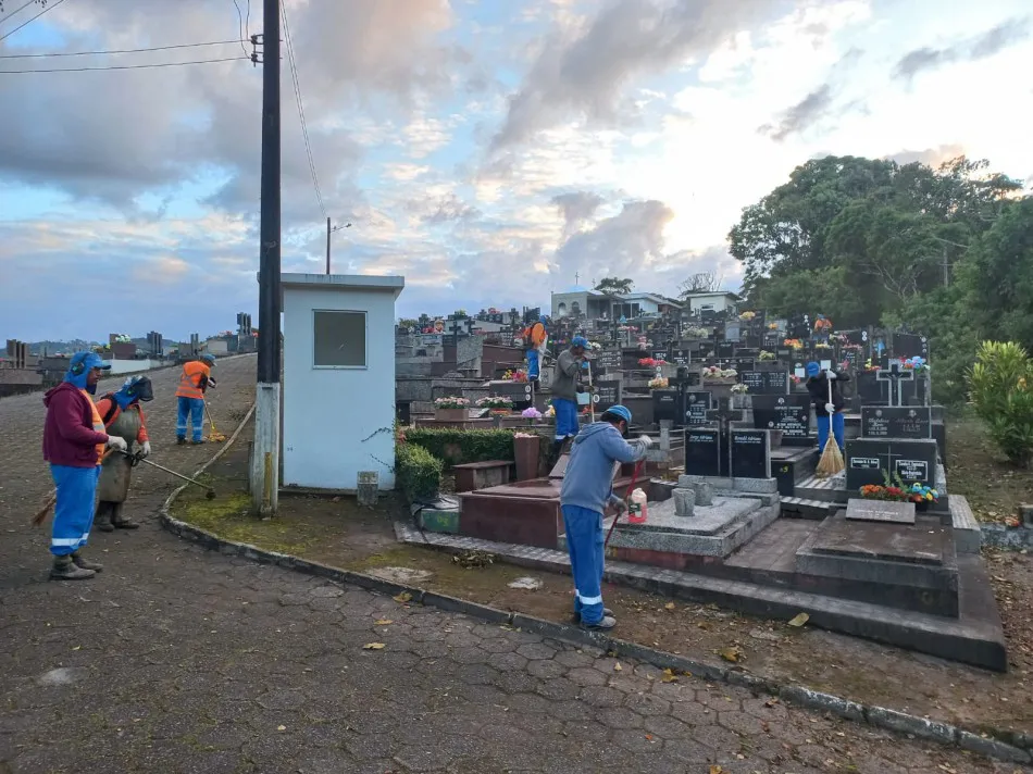 Cemitérios de Blumenau recebem limpeza e manutenção antes do Dia de Finados