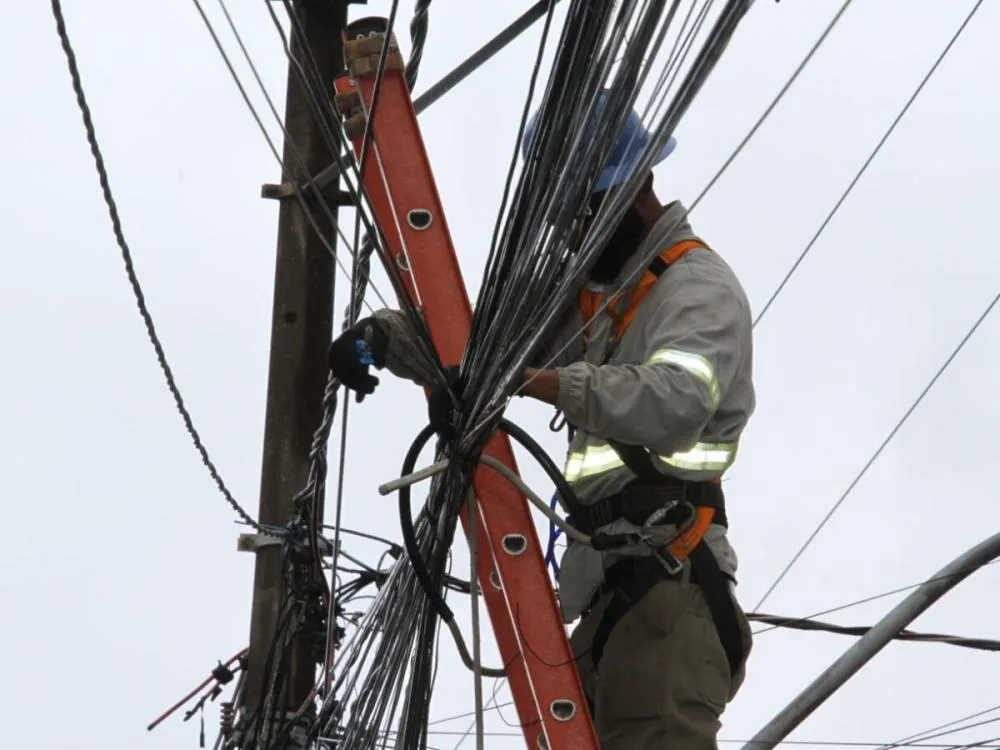 Navegantes inicia mutirão para retirar fios soltos das ruas e avenidas