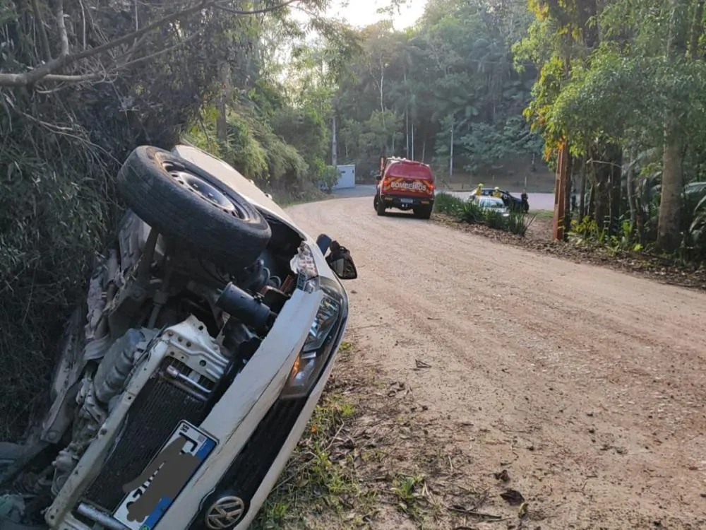 Capotamento mobiliza Corpo de Bombeiros no Belchior Baixo, em Gaspar