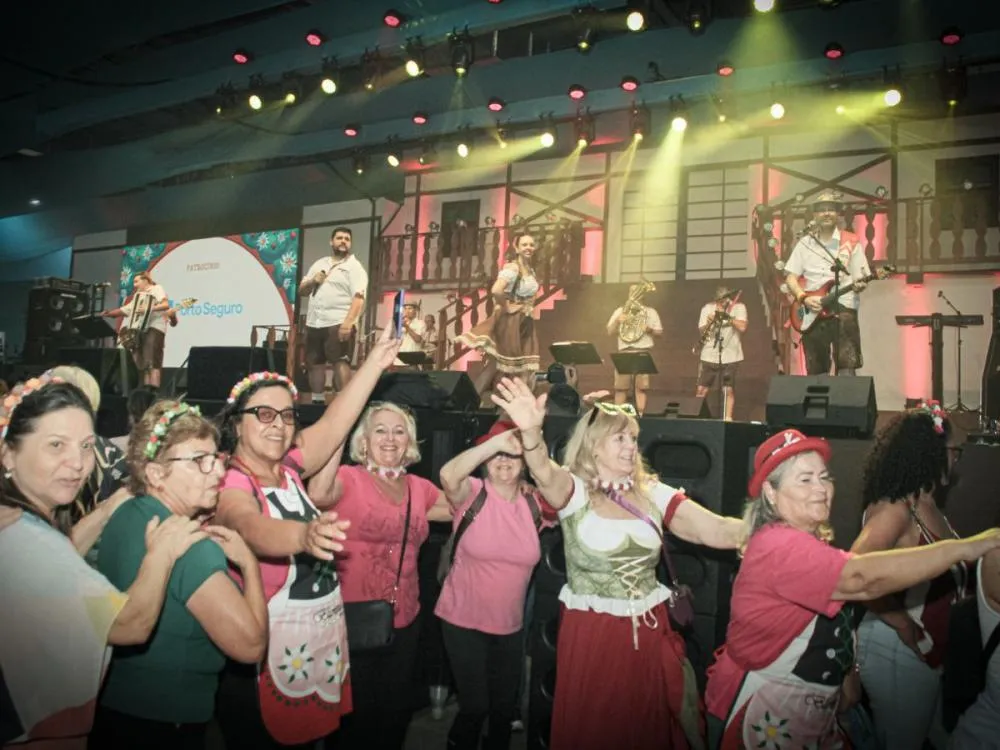 Oktoberfest Blumenau tem sábado de festa com desfile na Rua XV e shows até às 3h; confira a programação completa de hoje