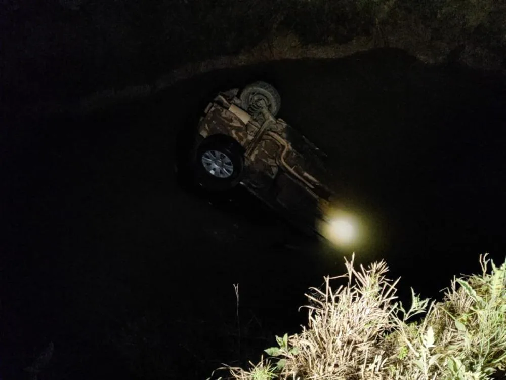 Carro capota e cai em riacho após sair da pista em Gaspar