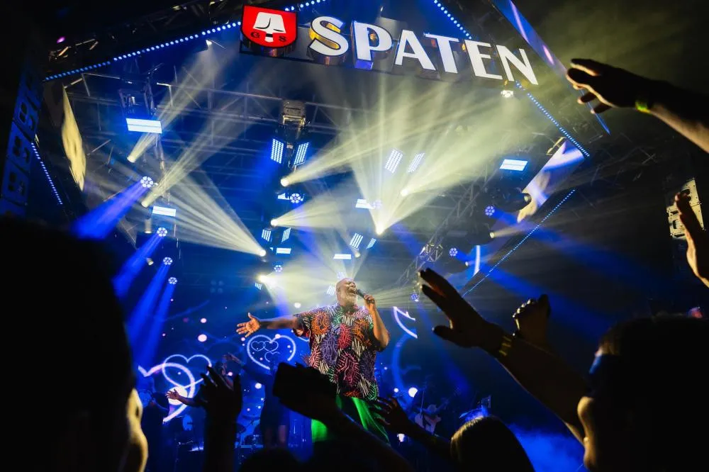 Camarote Spaten faz história com show de Péricles na Oktoberfest de Blumenau