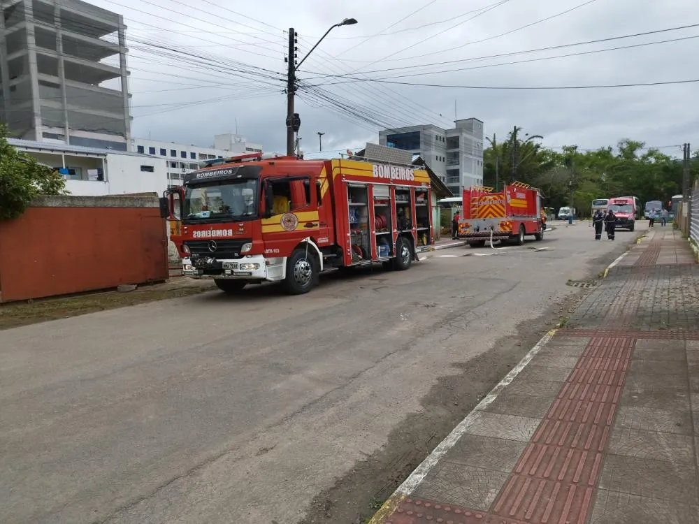 Fotos: Bombeiros controlam incêndio em casa no bairro Jardim América, em Rio do Sul