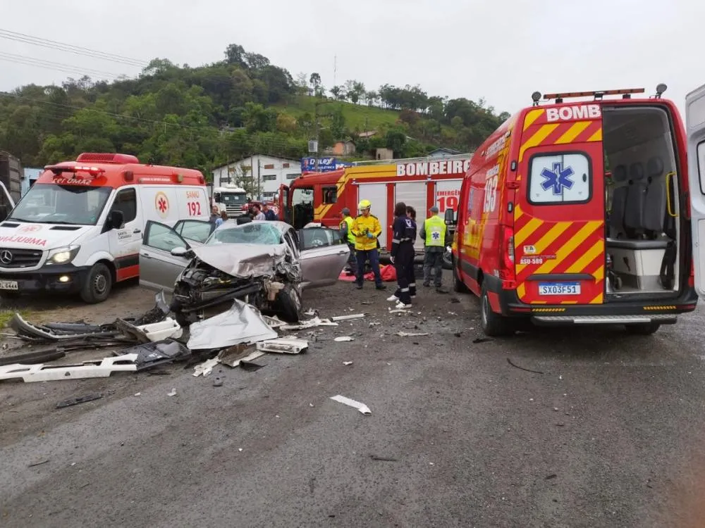 Acidente entre carro e caminhão deixa motorista gravemente ferido na BR-470, no Alto Vale