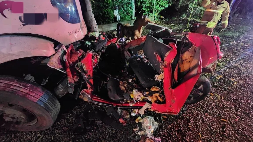 Batida entre caminhão e carro deixa três mortos na BR-470, em Apiúna