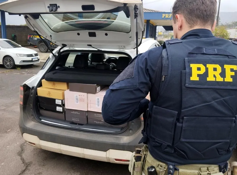 Motorista tenta fugir de abordagem e é flagrado com garrafas de vinho argentino na BR-470, no Alto Vale