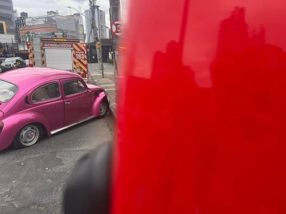 Acidente com Fusca deixa motorista ferida no bairro Vila Nova, em Blumenau