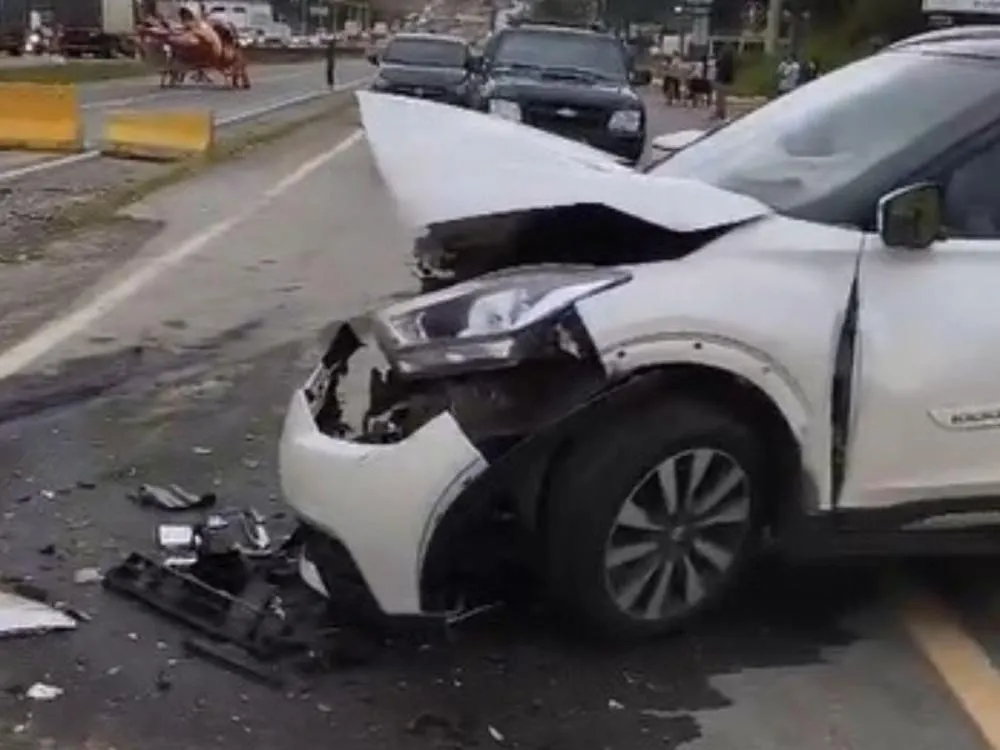 Acidente entre dois carros deixa quatro pessoas feridas na BR-470 em Indaial