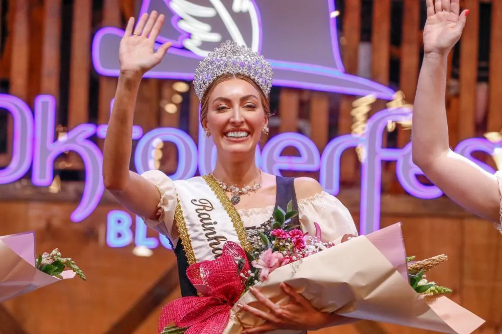 “Vejo essa oportunidade como uma forma de me desafiar”, diz Letícia Zonta, eleita rainha da 41ª Oktoberfest Blumenau