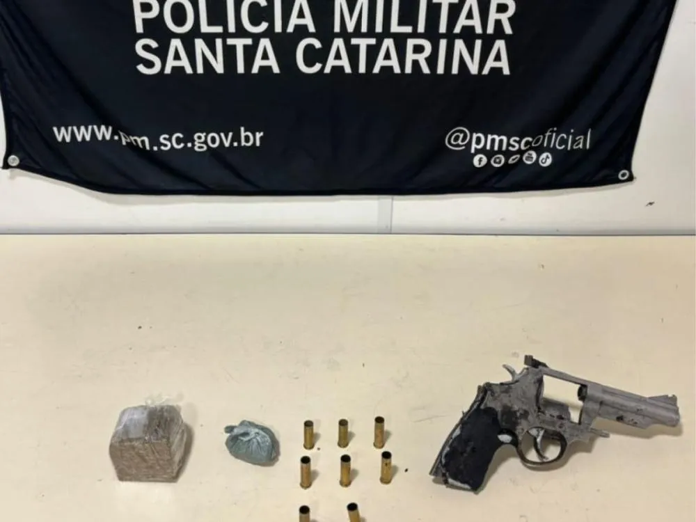 Homem é preso após jogar revólver em churrasqueira acesa e provocar disparos acidentais em Blumenau