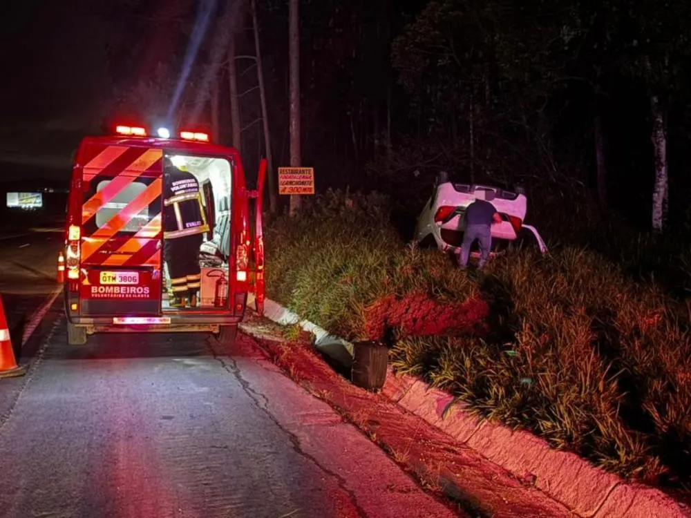 Homem fica ferido após capotamento na BR-470, em Ilhota