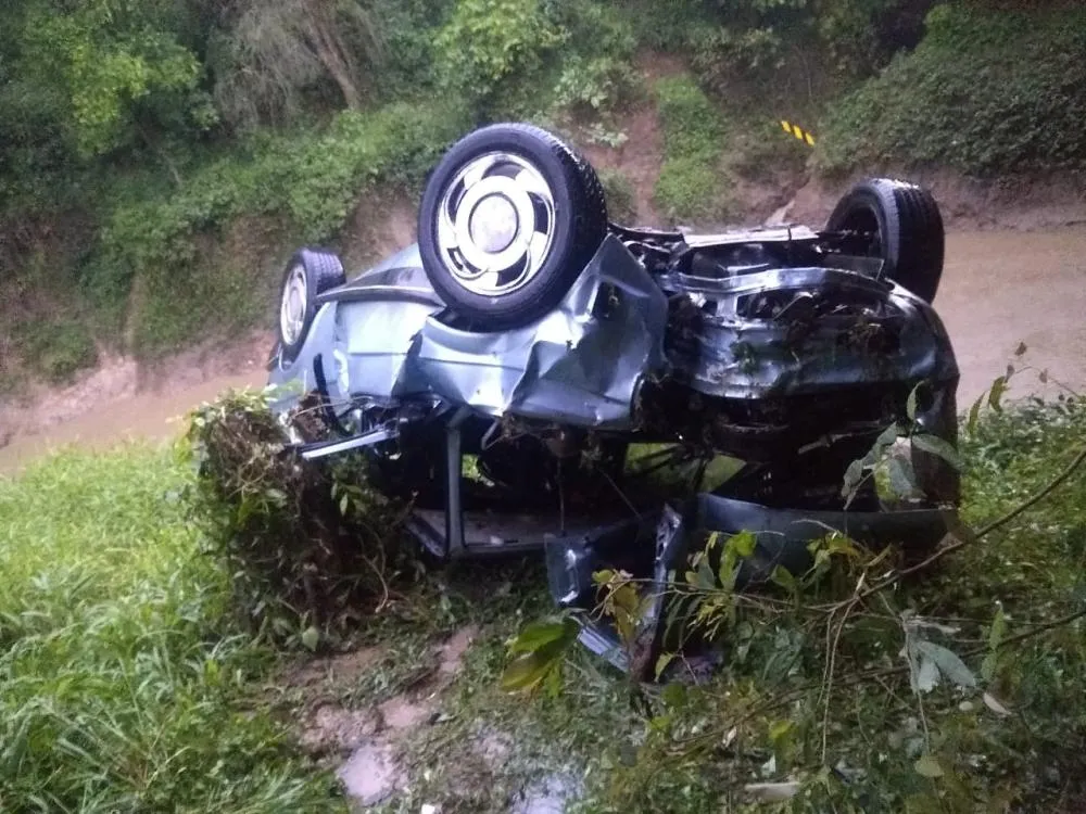Motorista fica ferido após perder o controle e capotar carro na SC-302, no Alto Vale do Itajaí