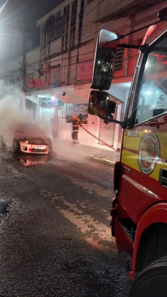 Carro pega fogo após pane no painel em Blumenau; ninguém ficou ferido