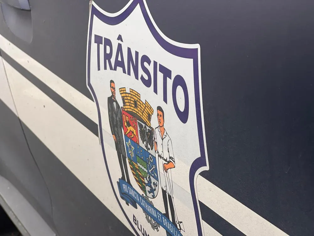 Adolescente de 15 anos é atropelada por moto na Rua Progresso, em Blumenau