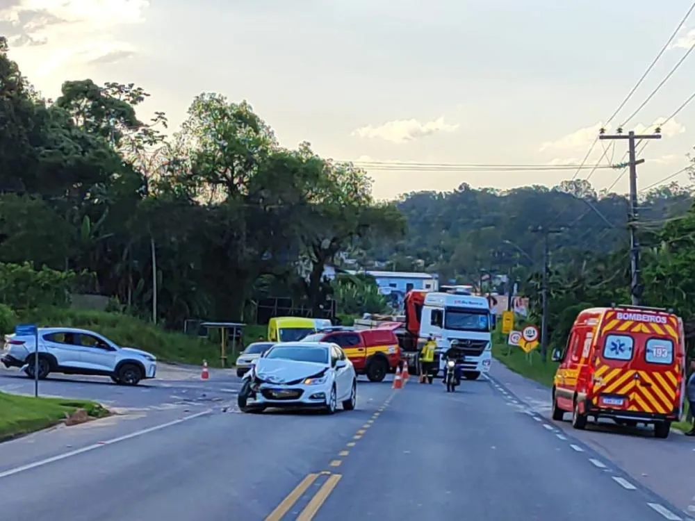 Batida entre dois carros deixa motorista ferido na rodovia Ivo Silveira, em Gaspar