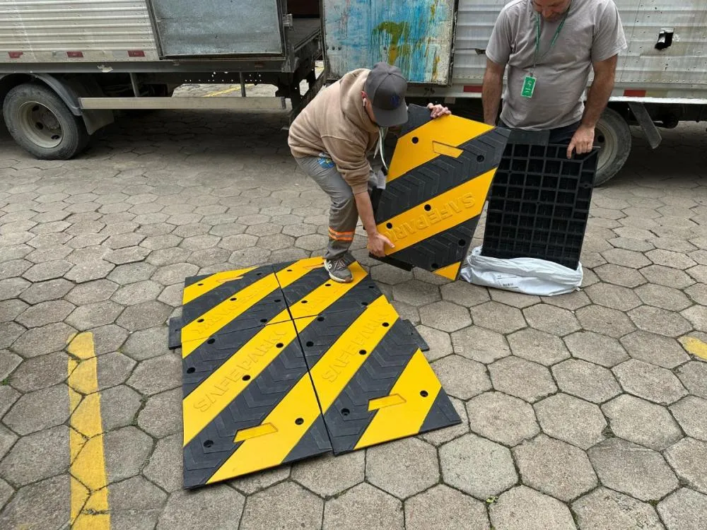 Lombadas móveis começam a ser instaladas em ruas de Rio do Sul nesta sexta-feira