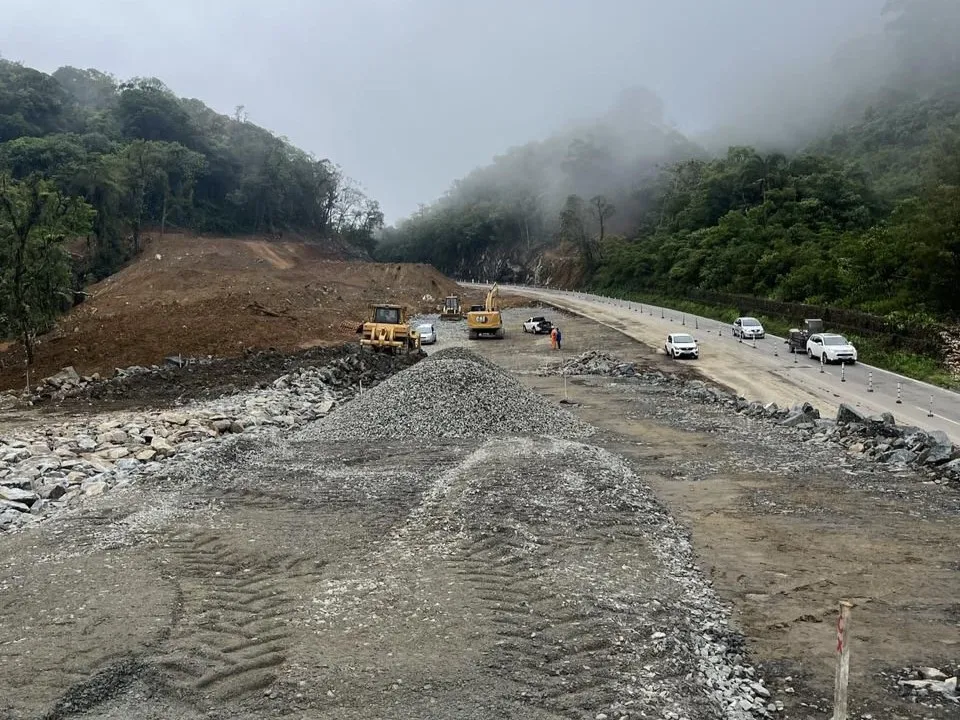 SC-418 será totalmente interditada nesta terça-feira para detonação de rochas na Serra Dona Francisca