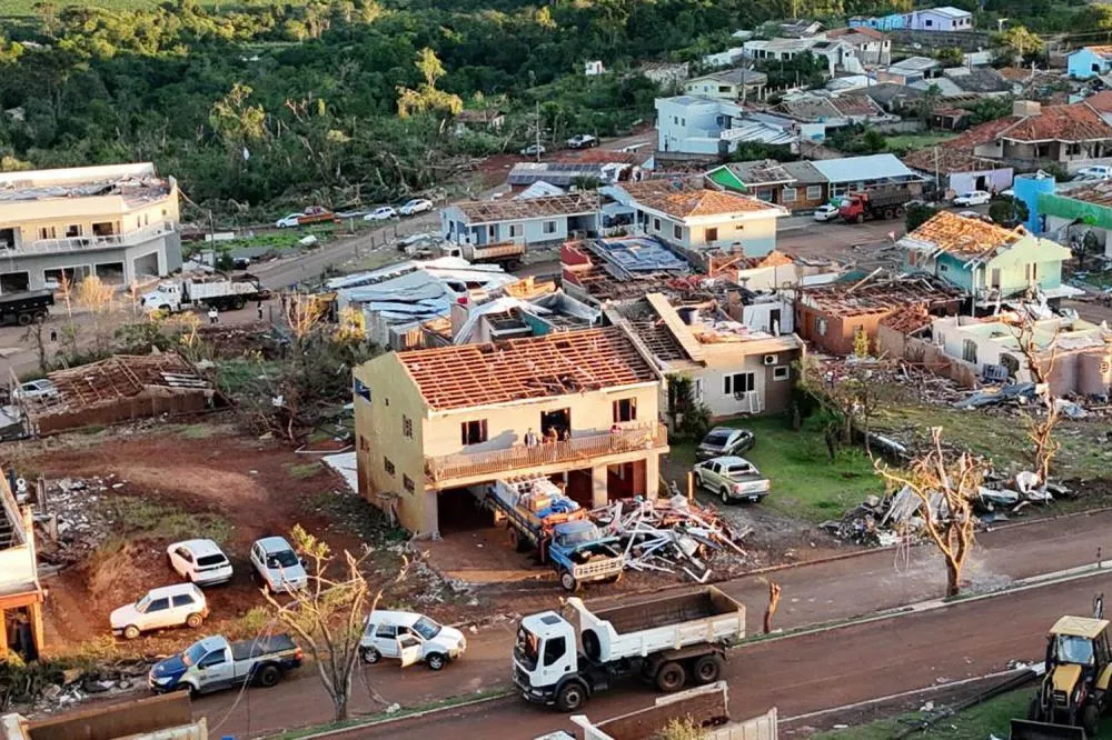 Sobe para 7 o número de mortos após tornados no Paraná