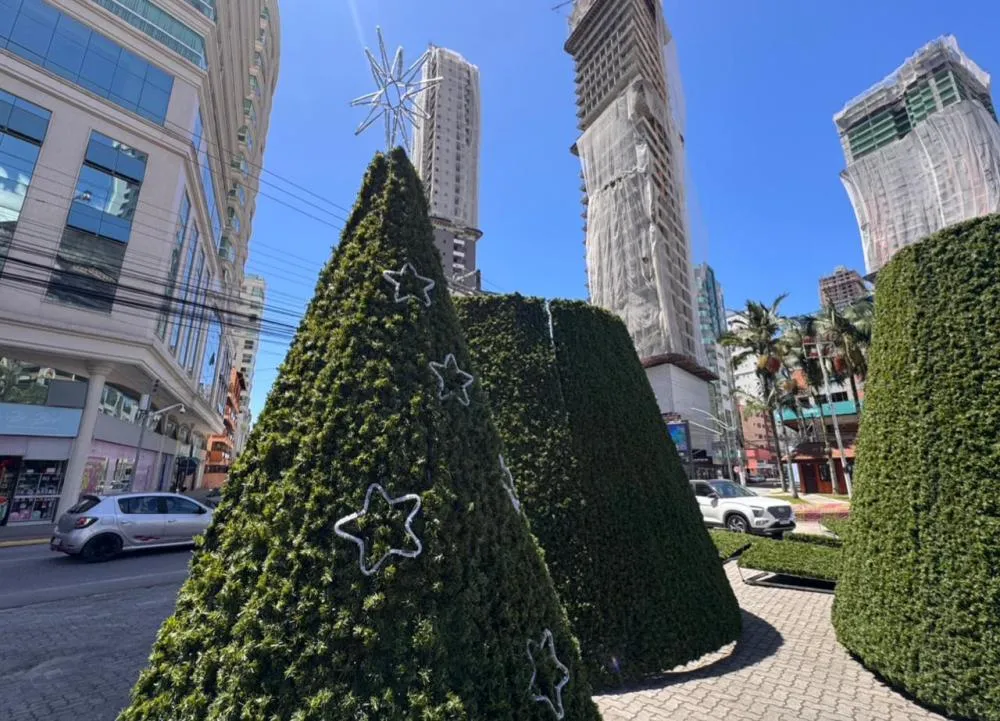 Itapema inicia montagem da decoração de Natal 2025; veja o que está previsto