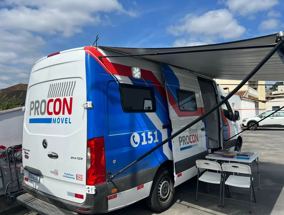 Consumidores do bairro Salto Weissbach poderão registrar denúncias no Procon Móvel nesta quarta-feira