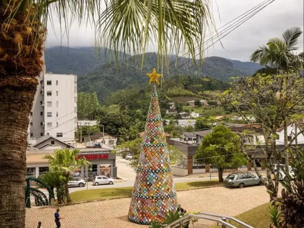 Crochê gigante: 4 mil quadradinhos formam árvore de 12 metros no Natal de Rodeio