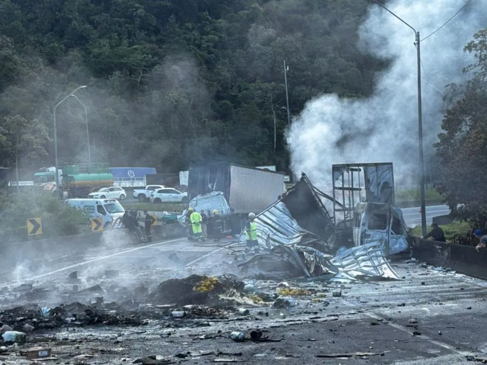 Engavetamento entre carretas e van deixa um morto e 14 feridos na BR-376 entre PR e SC
