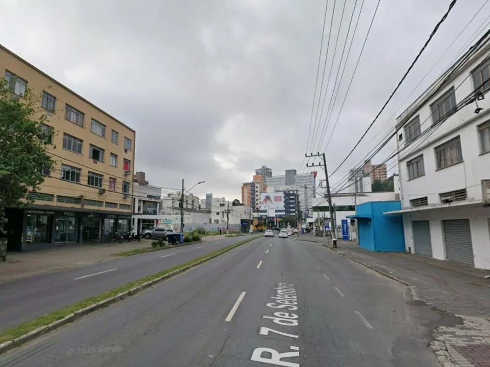 Conserto de vazamento causa lentidão na Rua 7 de Setembro, no Centro de Blumenau