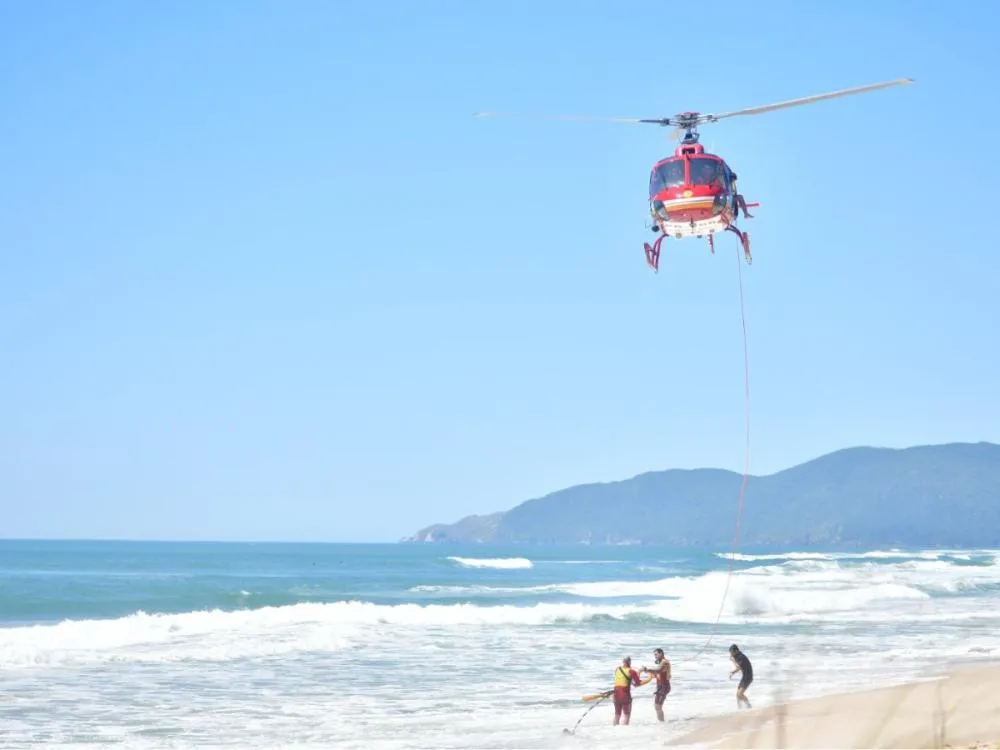 Bombeiros treinam com helicóptero Arcanjo para reforçar operações de resgate durante o verão em SC