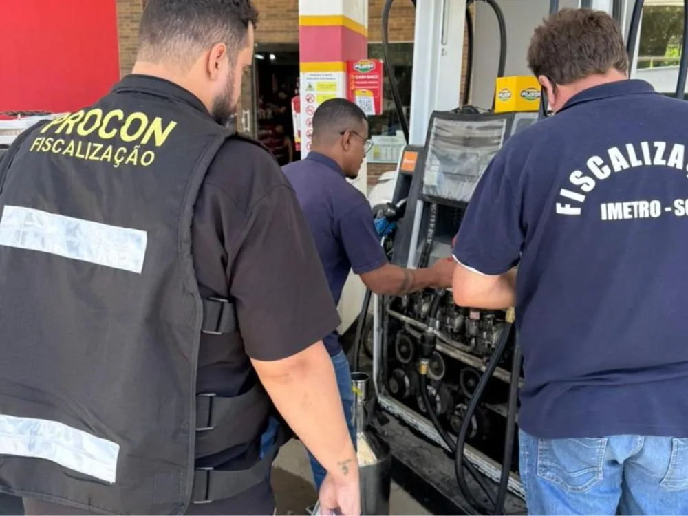 Indaial fiscaliza bombas e qualidade de combustíveis em operação nos postos