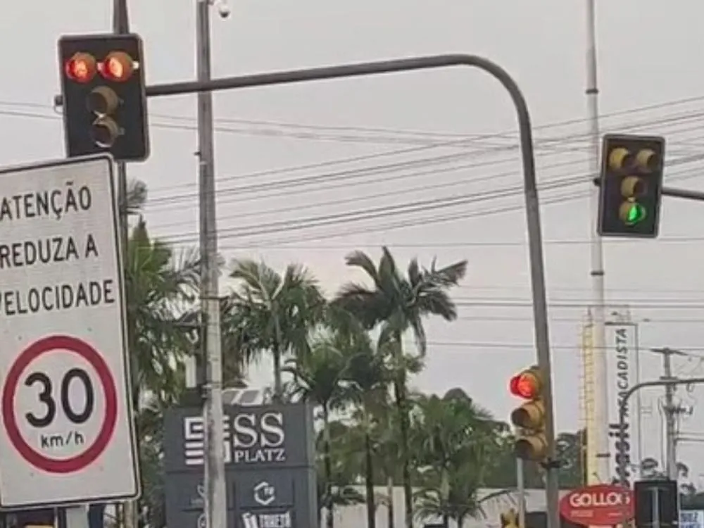 Reclamação sobre semáforo gera preocupação em frente à escola da Itoupava Central, de Blumenau