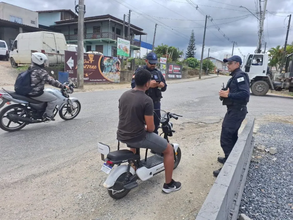 Evento em Florianópolis reúne municípios para debater regulamentação e uso de autopropelidos em SC