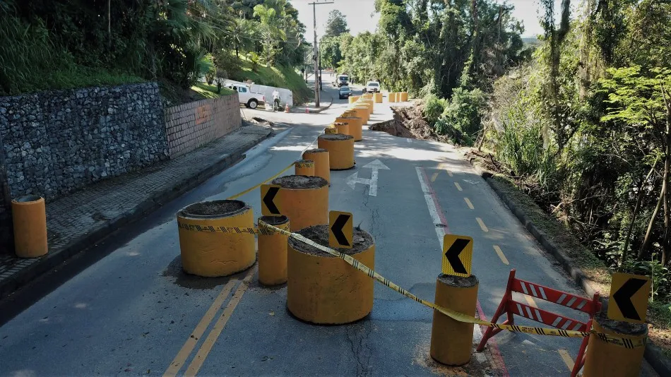 Após dois anos, deslizamento na rua Arnold Hemmer continua sem solução em Blumenau