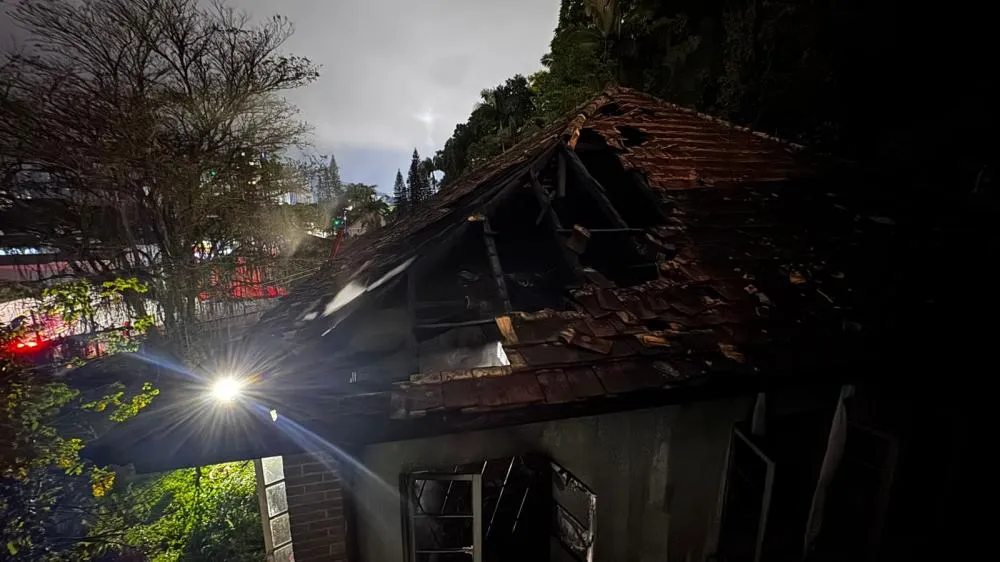 Vídeo: Incêndio atinge casa abandonada e mobiliza bombeiros no bairro Itoupava Seca, em Blumenau