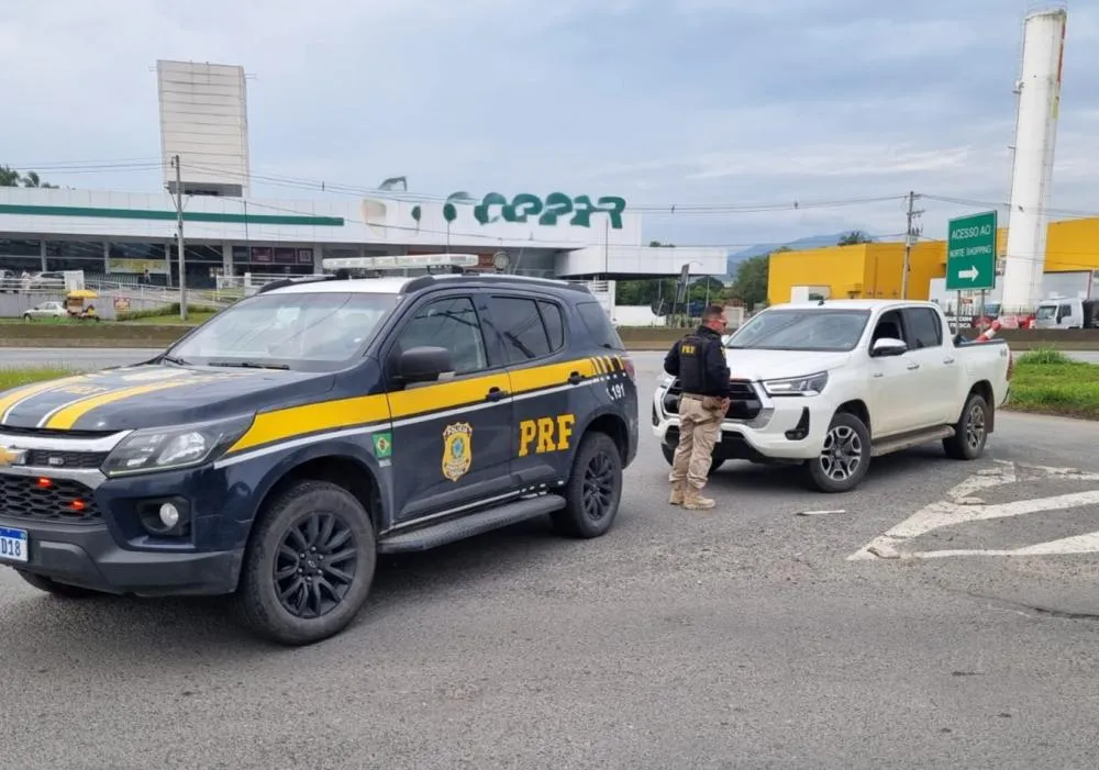 Hilux clonada é apreendida pela PRF na BR-470 em Blumenau; motorista é preso