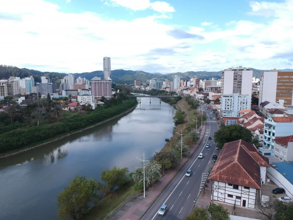 Sábado terá sol entre nuvens e chance de chuva fraca em Blumenau