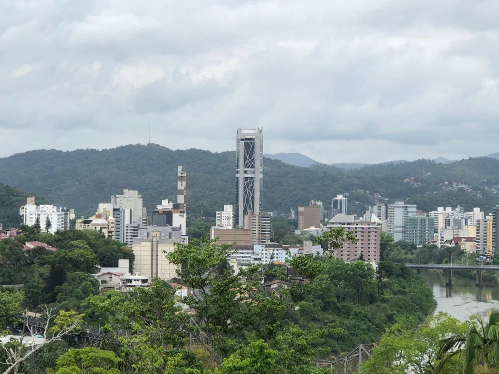 Blumenau começa a semana com céu nublado e chance de chuva fraca