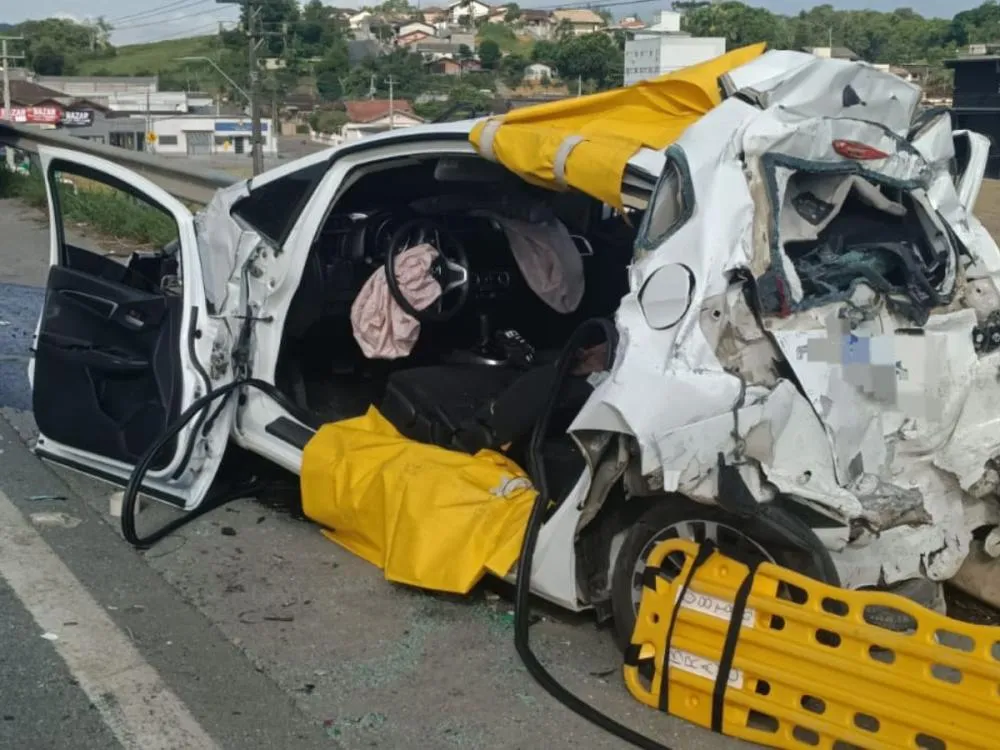 Oito veículos se envolvem em engavetamento na BR-470 em Indaial