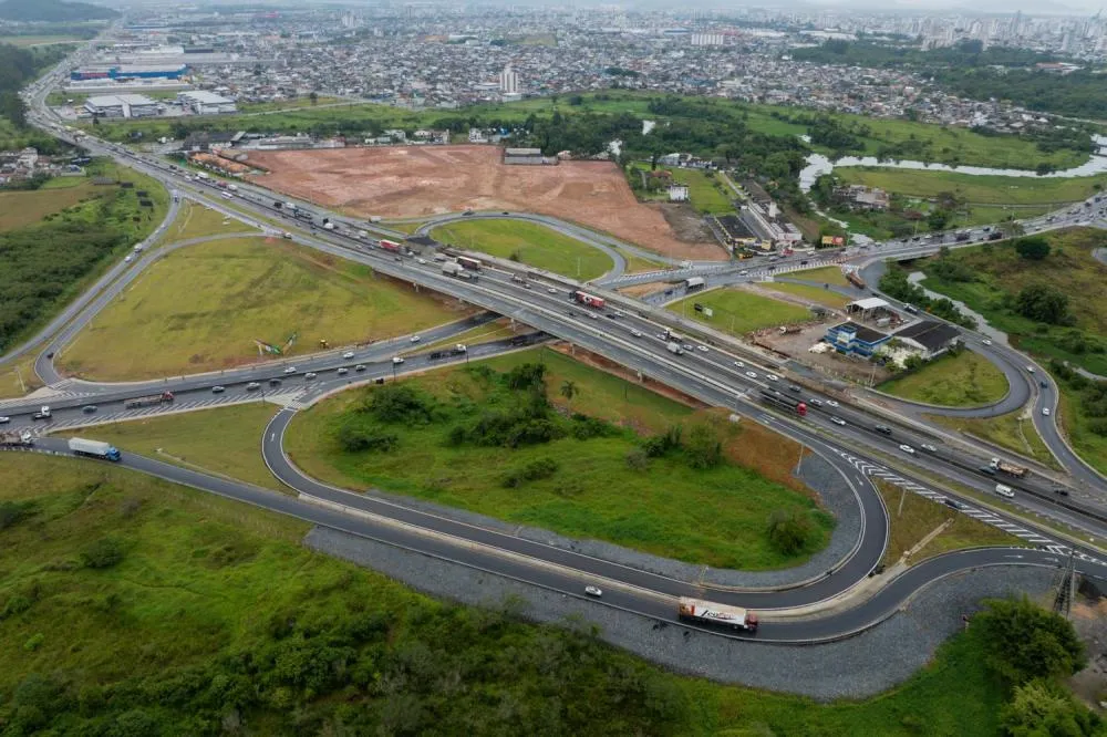 Liberado viaduto da marginal direita na interseção da Rodovia Antônio Heil com a BR-101, em Itajaí
