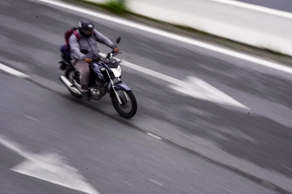 SC prorroga por seis meses a exigência de curso obrigatório para motofretistas e mototaxistas