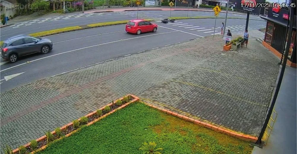 Motociclista fica ferido após acidente com carro na Humberto de Campos, em Blumenau