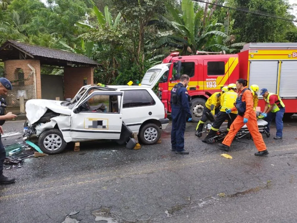 Motorista fica preso às ferragens após batida com veículo carregado de gás em Blumenau