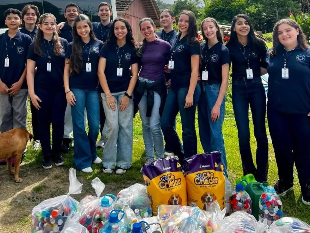 Vereadores mirins de Blumenau visitam abrigo e arrecadam doações para animais resgatados