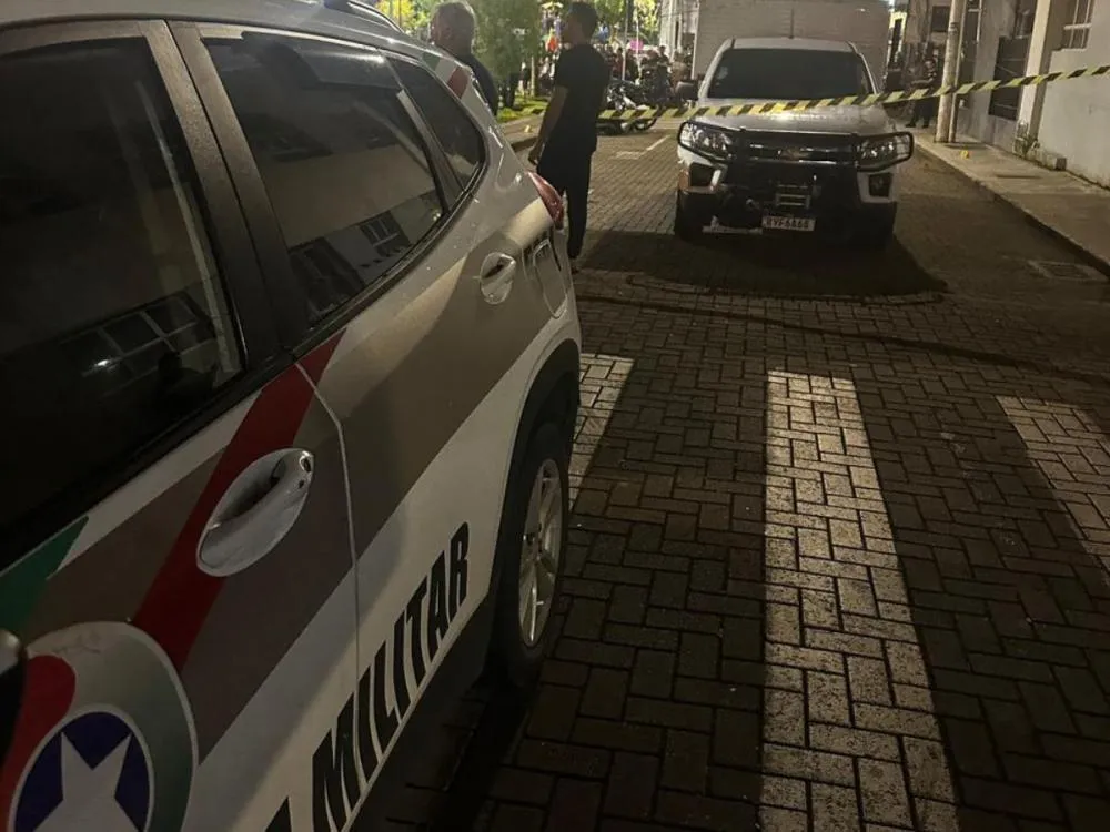 Personal trainer é morto a tiros na saída da academia em Itajaí; peruca escondida pode ter relação com o crime