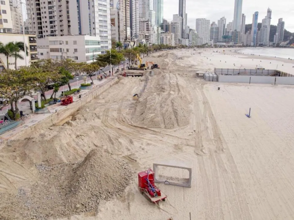 Praia Central de Balneário Camboriú terá areia peneirada a partir de segunda-feira